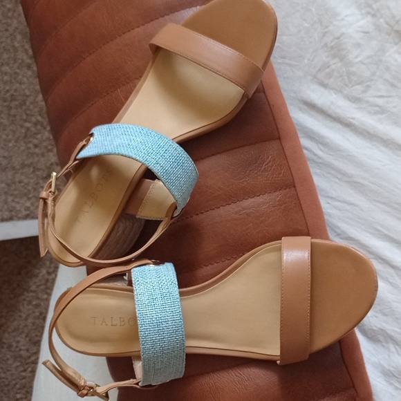 Low block heel sandals - Picture 4 of 4